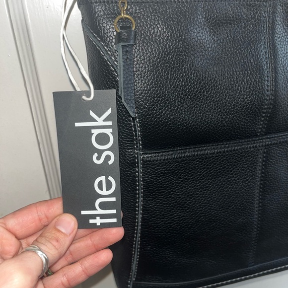 NWT- THE SAK Black Pebbled Leather IRIS Zip Shoulder Bag Crossbody - Picture 3 of 9